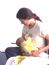 Priscila Bricks da Costa (19) e sua filha, J�lia Bricks da Silva (6 meses), resume na imagem o sentindo da a��o: "Cuidar da crian�a dando mama, significa que ela crescer� saud�vel e feliz".